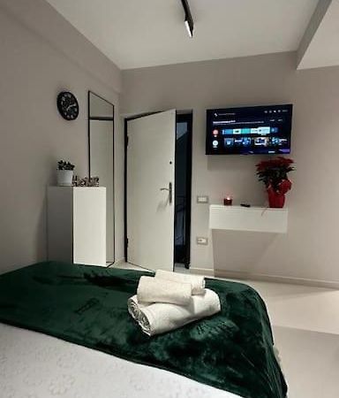 Host Apartament Elio Tirana Esterno foto