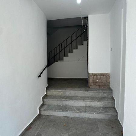 Host Apartament Elio Tirana Esterno foto