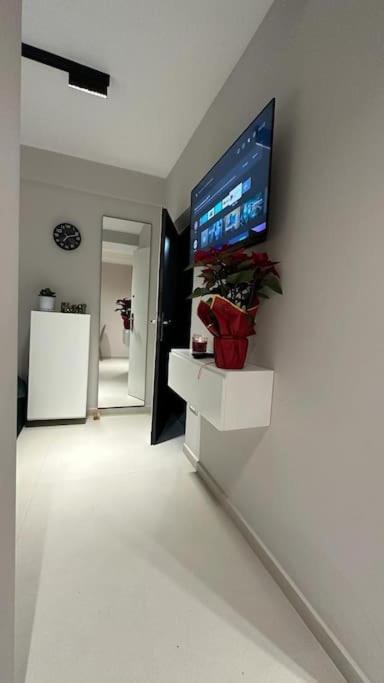 Host Apartament Elio Tirana Esterno foto