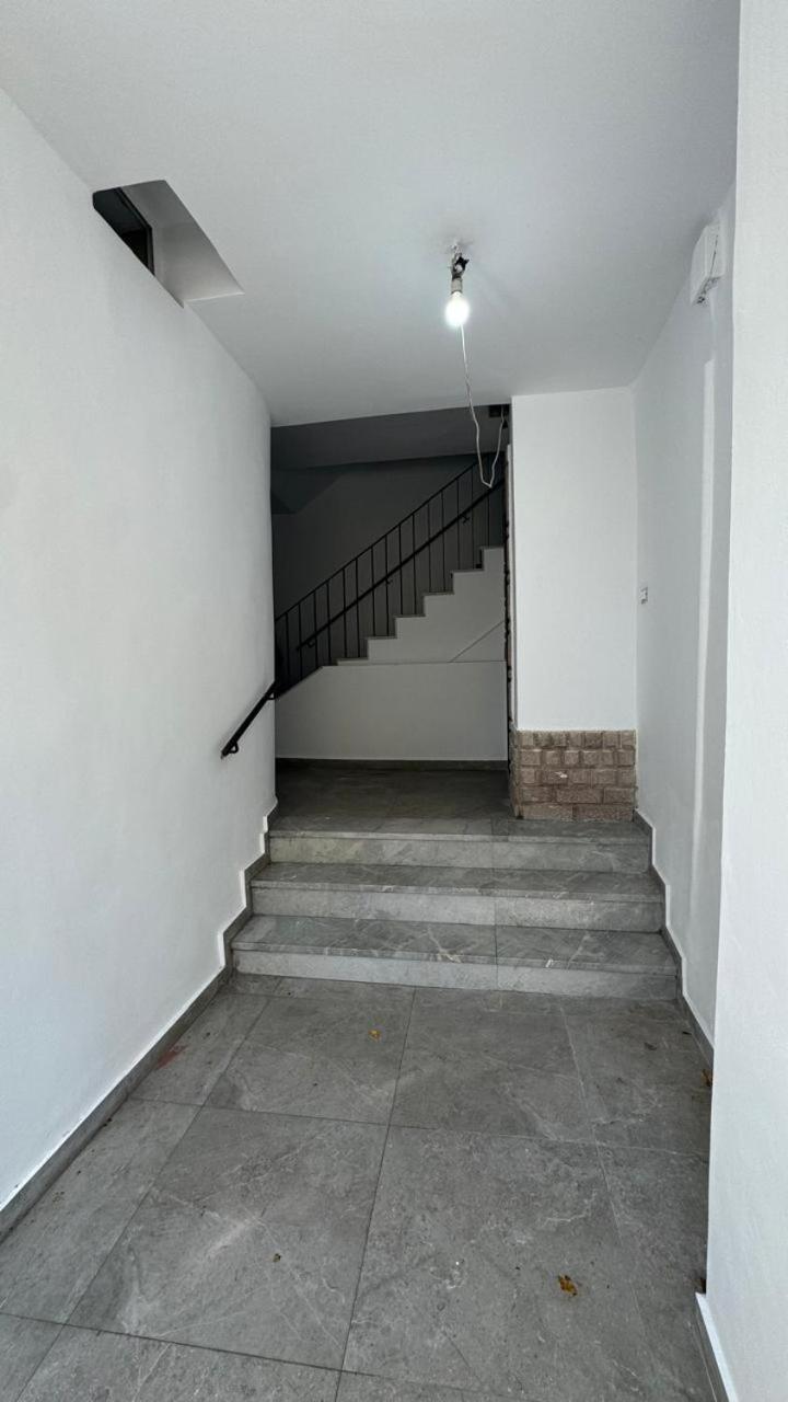Host Apartament Elio Tirana Esterno foto