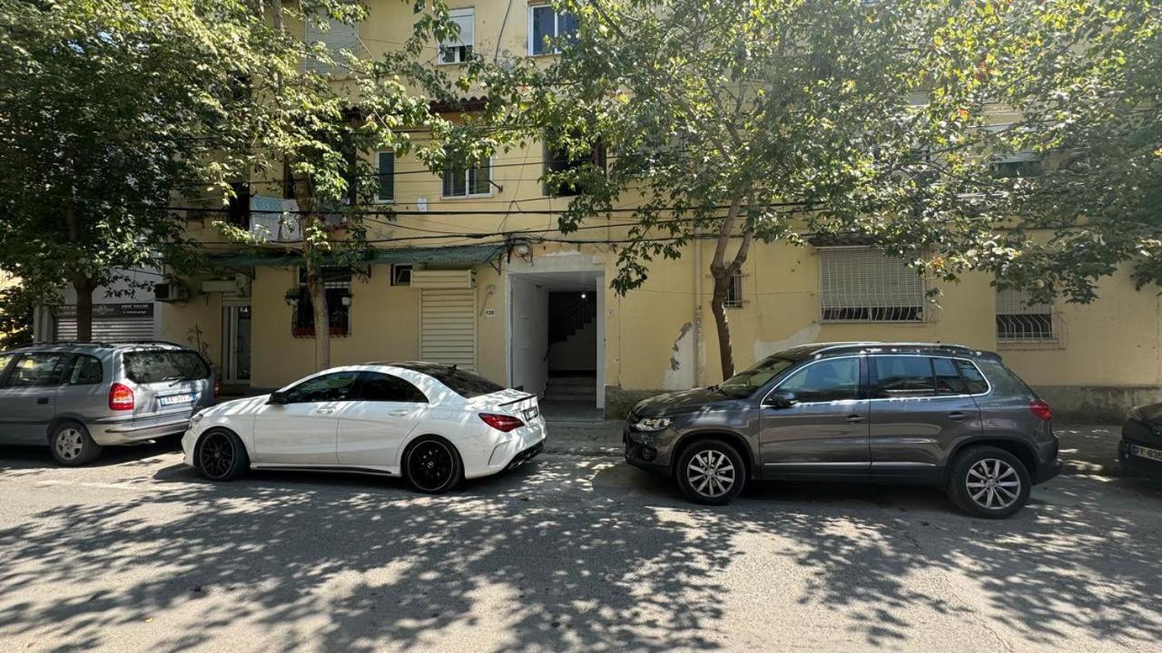 Host Apartament Elio Tirana Esterno foto